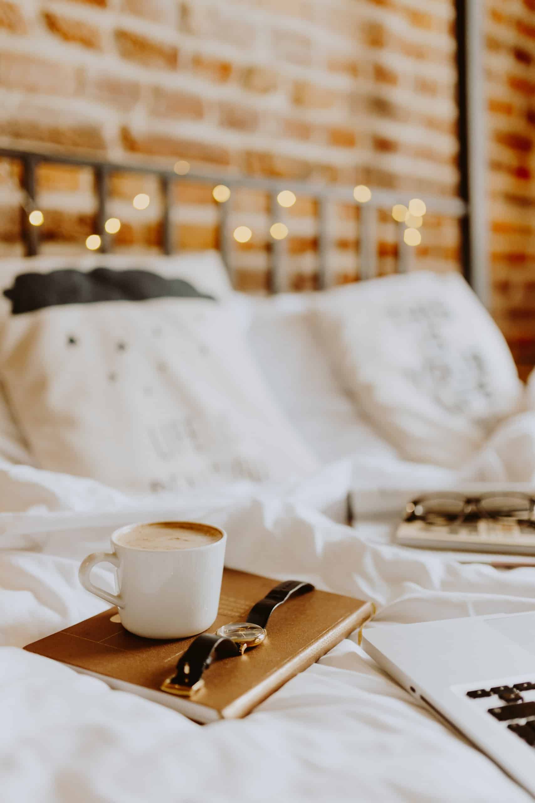Постель ч. Кофе в постель. Кофе в постельку. Утро кофе в постель. Кофейная кровать.